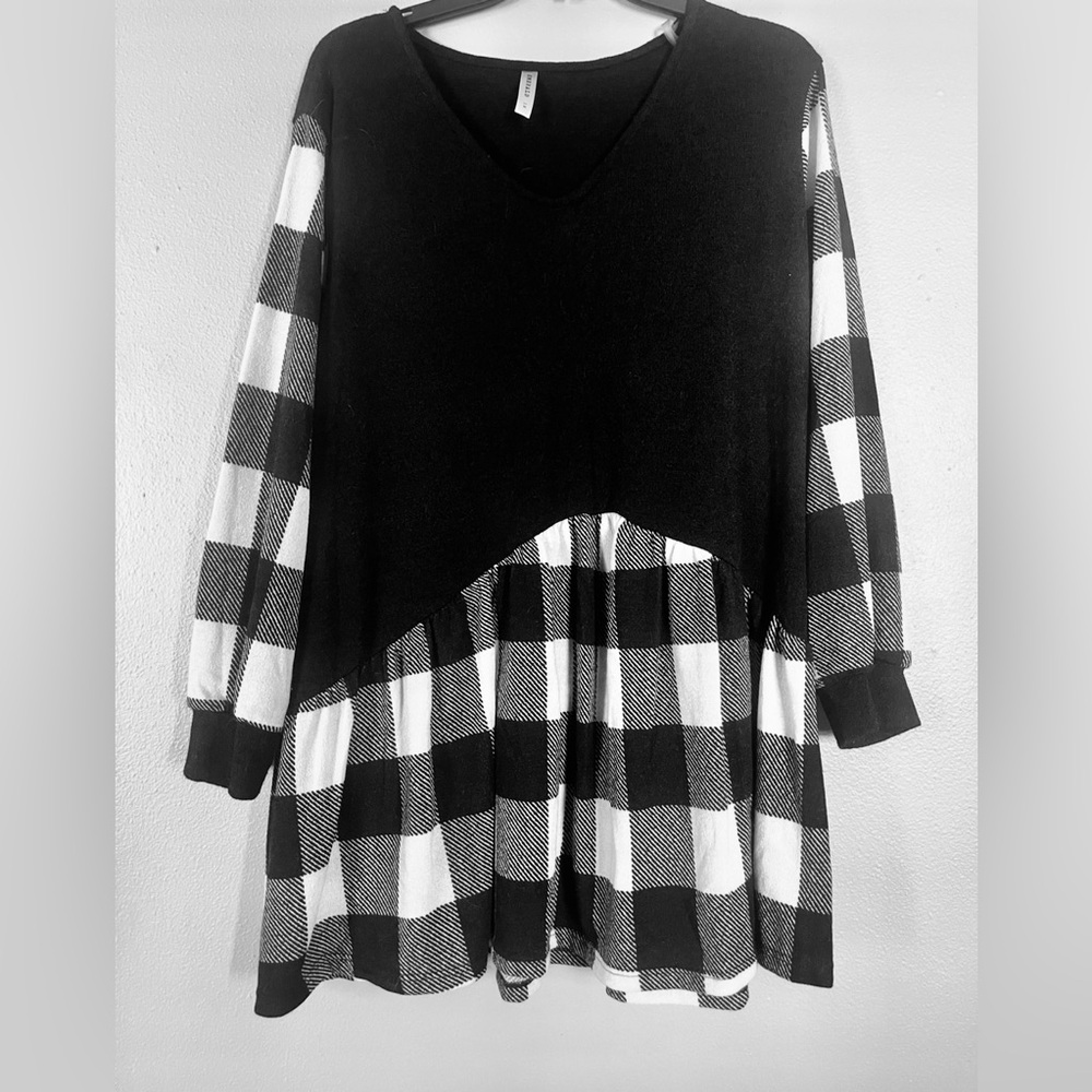 Emerald Black & White Checkered Tunic Sweater. Excellent condition. Women's 1X